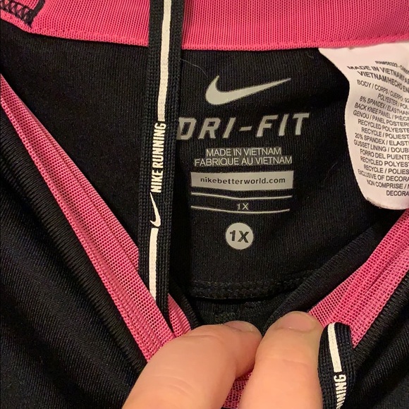 Pink and Black Nike Crop Leggings Size 1X - Picture 3 of 3